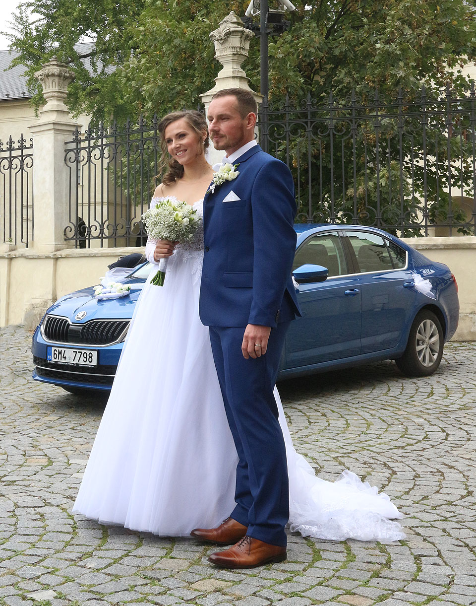 Novomanželé se svatebním vozem značky Škoda Rapid.