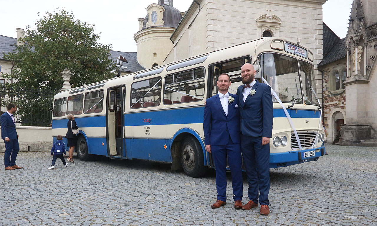 Ženic se svědkem, oba stylově v modrém obleku ladícím s barvami vozu.