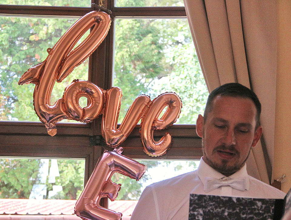 Rolf složil dlouhou svatební báseň, při které se už hostům sbíhali sliny, stejně jako při pohledu na klobásu ve tvaru nápisu love.