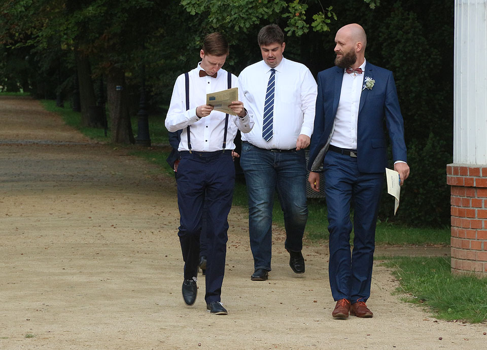 Po obědě nabrala akce docela jinou dynamiku. Dingo, Kuliferda a Soki se v přerovském parku vrhají do víru úkolové hry, kterou jsem pomáhal Rolfovi v mezičase připravit.