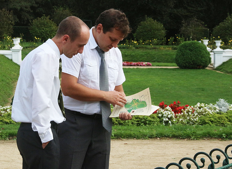 Kolegové Jirka s Lukášem, mí skvělí parťáci na <a href="/clanek/418">cestě napříč Československem</a> v zápalu hry v přerovském parku Michalově.