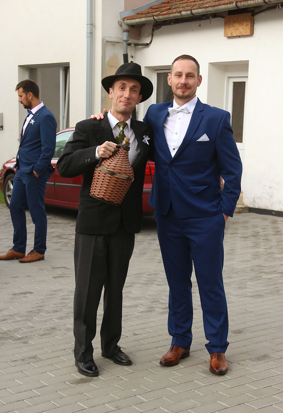 Soutěž o nejstylovějšího svatebčana vyhrál s náskokem několika mílových kroků kamarád Jirka, se kterým jsme v srpnu projeli na kolech <a href="/Tema/Zakarpatsko">Zakarpatí</a>.