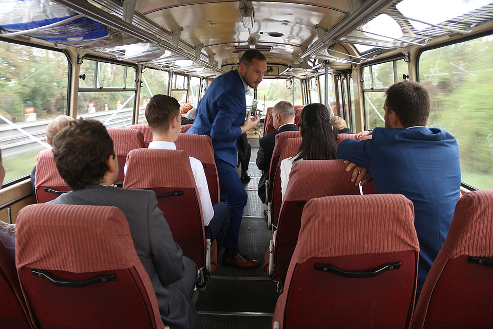 Vydáváme se na cestu krásným vozem, který je ve srovnání s dnešními (bezpečnějšími) autobusy nádherně prosvětlený a působí odlehčeným a vzdušným dojmem.