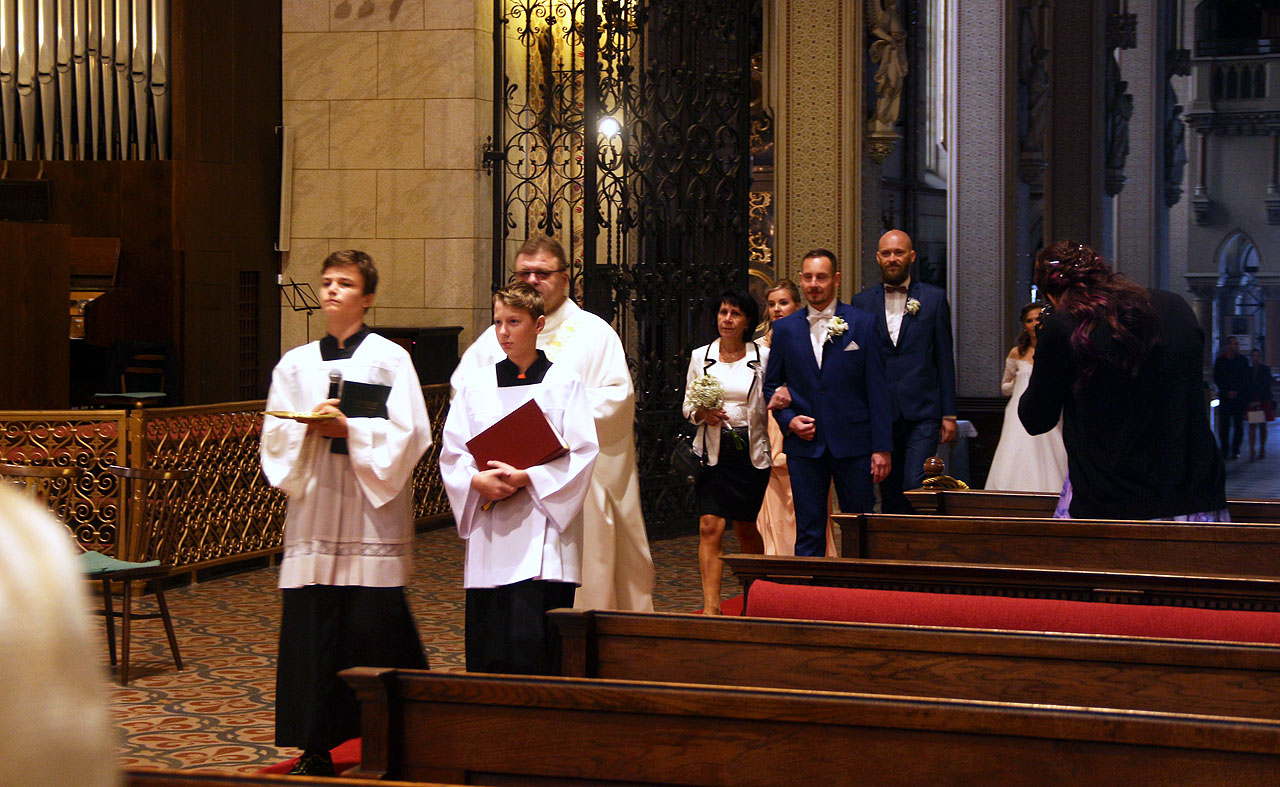 Novomanželé se dohodli, že svatba bude církevní; pročež během příprav společného života zajistili veškeré náležitosti.