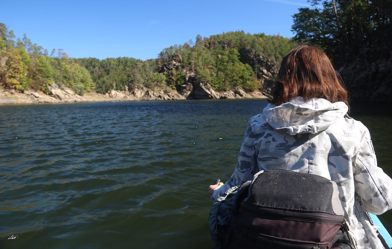 V neděli to balíme. Podařilo se mně ulovit Doubravku, kterou jsem jmenoval čestným háčkem a s těžce naloženou lodí pod hranicí ponoru jsme vyjeli do zátoky pod Kozlany.