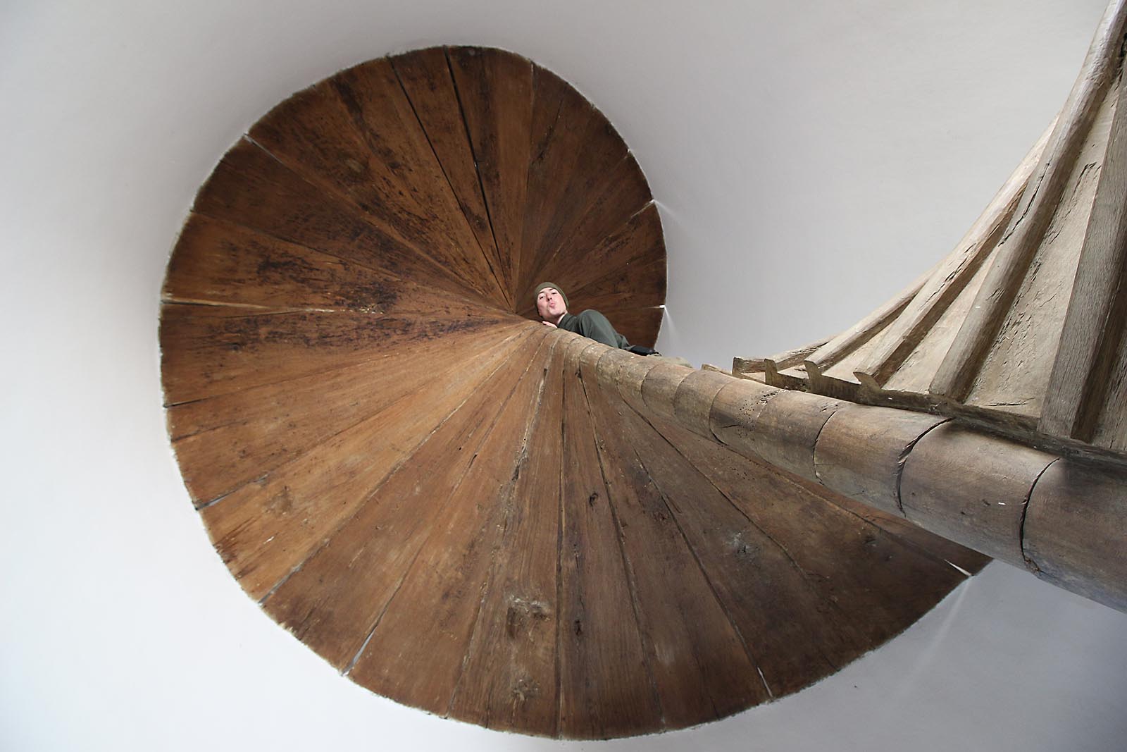 Program zpáteční cesty si vzal na starost Jerry, který dělal navigátora řidičce Jitce. Ta někde splašila podezřelý vůz s francouzskou značkou, ke kterému sice neexistuje technický průkaz, zato klíčky ano. Společně nás dovezli na rozhlednu Babylon u Kladerub.