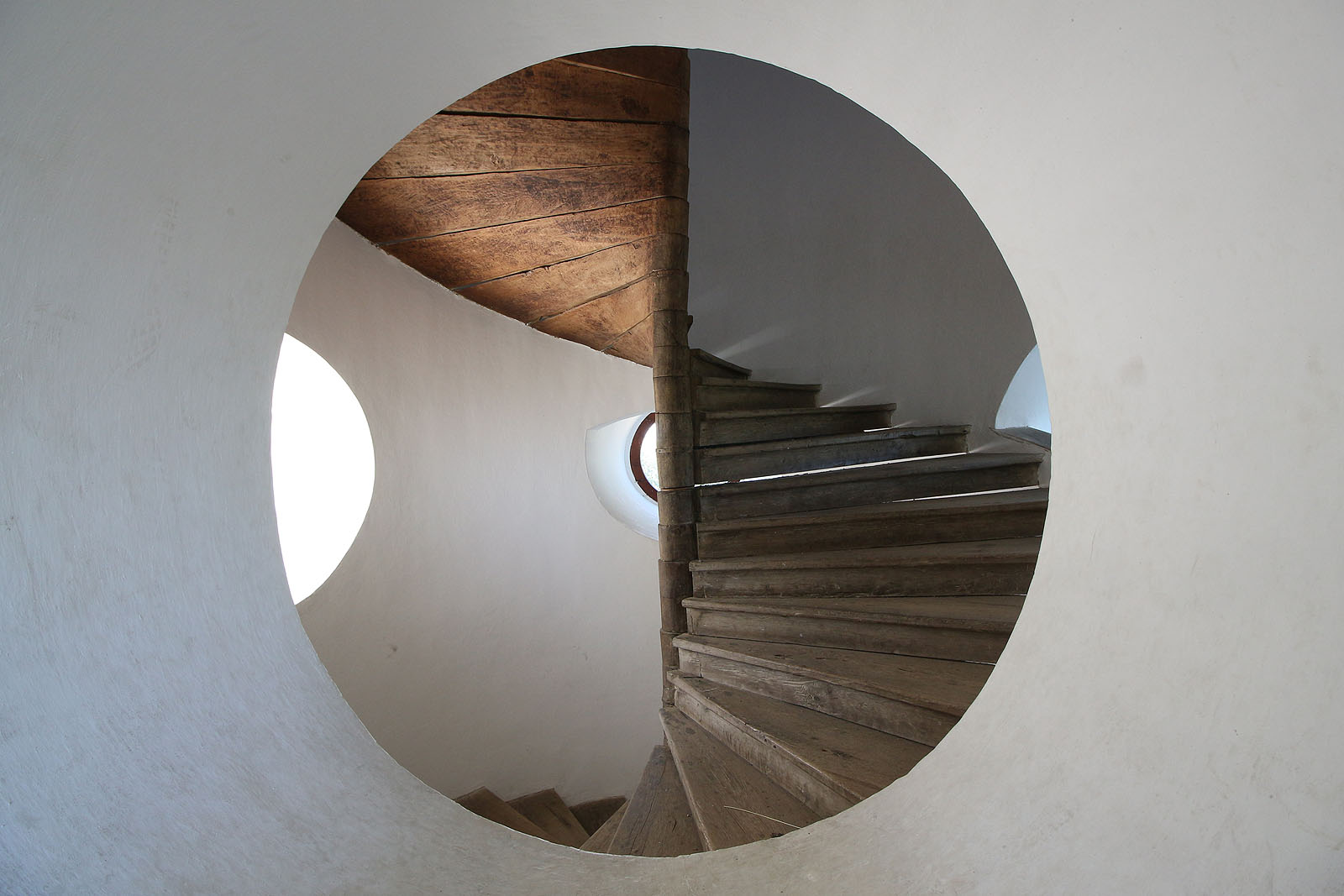 Staré dřevěné schodiště tu tvoří nádherné pohledy.