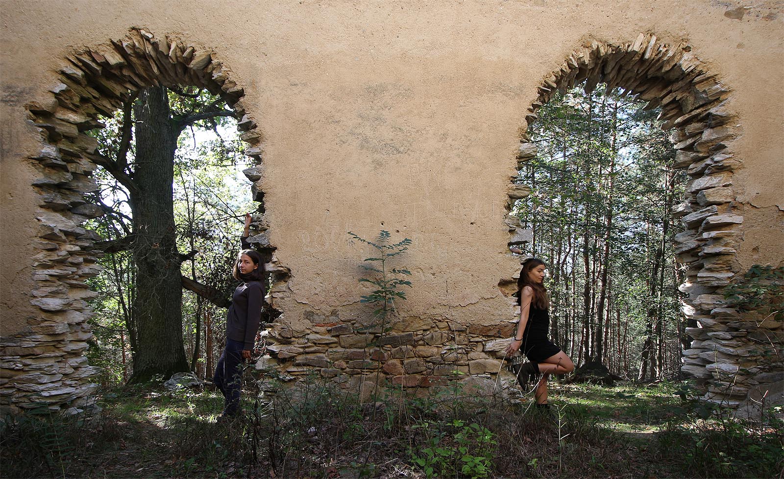 Nesměla chybět troška urbexu. Po cestě do brna jsme se zastavili na mírně záhadném místě mimo cesty uprostřed lesa - Doubi a Jitka zapózovaly v opuštěné lovecké chatě zvané Vápenice nad údolím Oslavky.