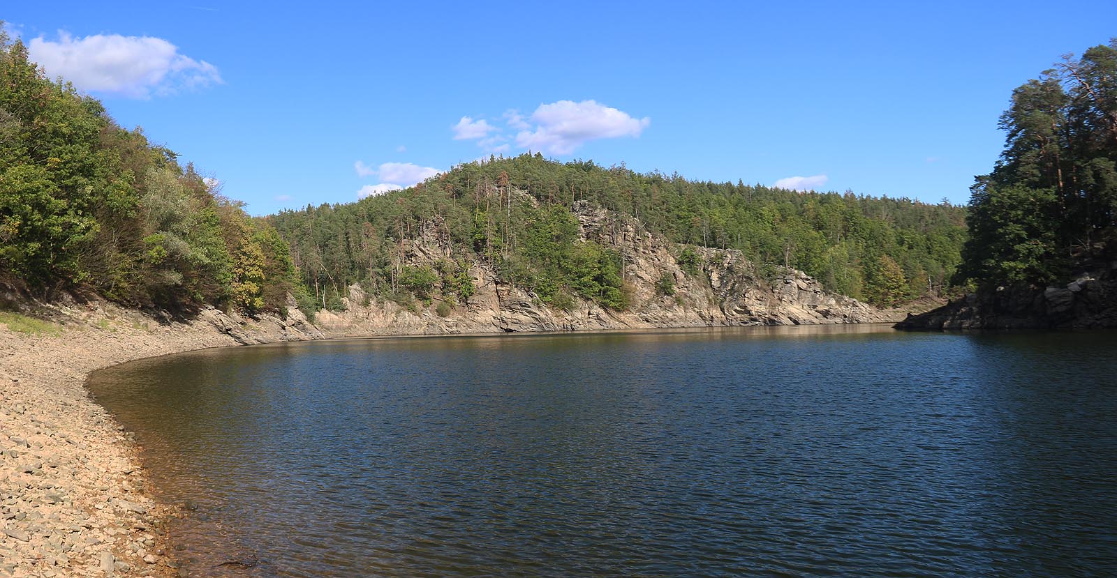 Samozřejmě jsme hodně jezdili na lodích po okolních lesích, ke studni pro vodu, na Maxák a taky jen tak pro radost.