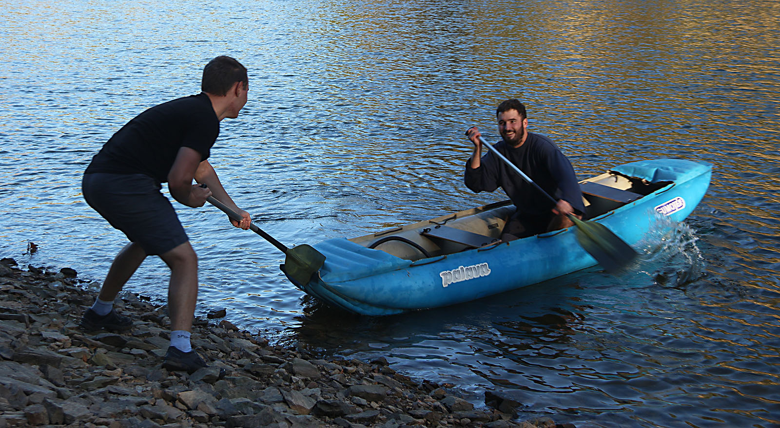 Voda byla ještě pořád příjemná na koupání, takže nechyběly hrátky. Opět se na povrch prodrala dlouho tutlaná rivalita mezi Romainem a Sovou.