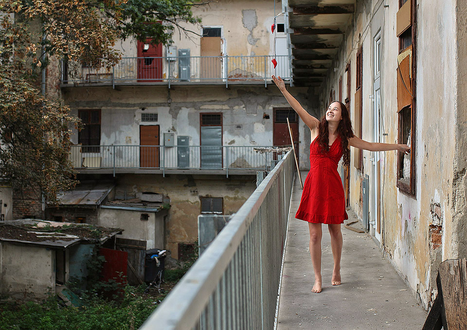 Na cyhtání plyšové papriky, visící z horní pavlače na udici, si Ráďa vzala červené šaty.