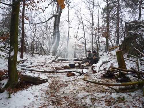 Tábořiště na místě bývalého hradu v době zahájení stavby srubu.