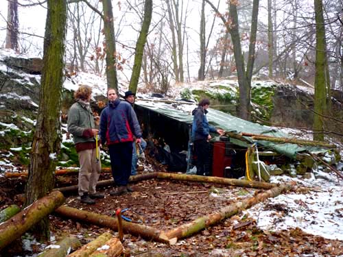 Dokud stavba nestála, bylo nutné bydlet v přístřešku pod igelitovou plachtou, který tu stojí již pěknou řádku let.