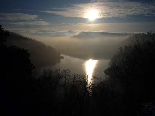 Romantický západ slunce nad hladinou jezera z místa, kde stávala věž hradu Kozlova.