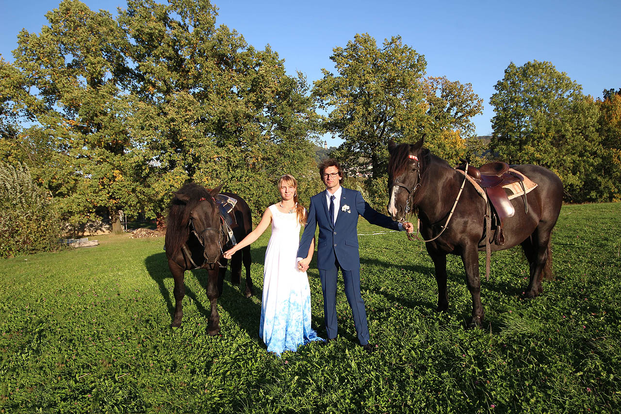 Na první svatbě v nejmladší genraci Markovy rodiny nesměly chybět koně. Oba novomanželé si osedlali hnědáky, se kterými pak i v šatech harcovali po cestách kolem Štramberka.