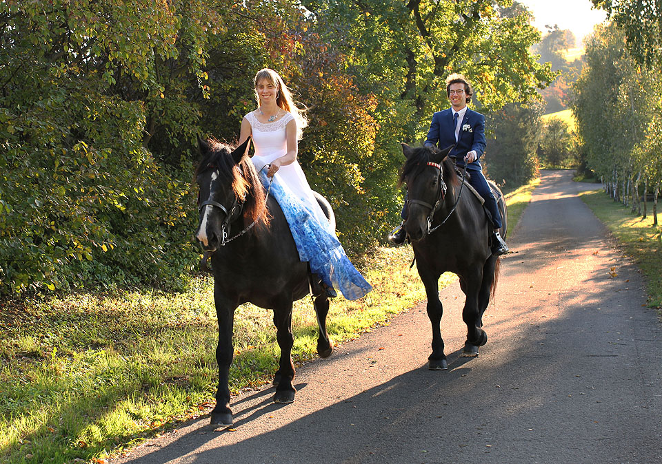 Rychleji to půjde na koni. Nikdo se ani nezkouší divit nad tím, že znalost jízdy na koni byla základním předpokladem pro to, získat Anežku za ženu.
