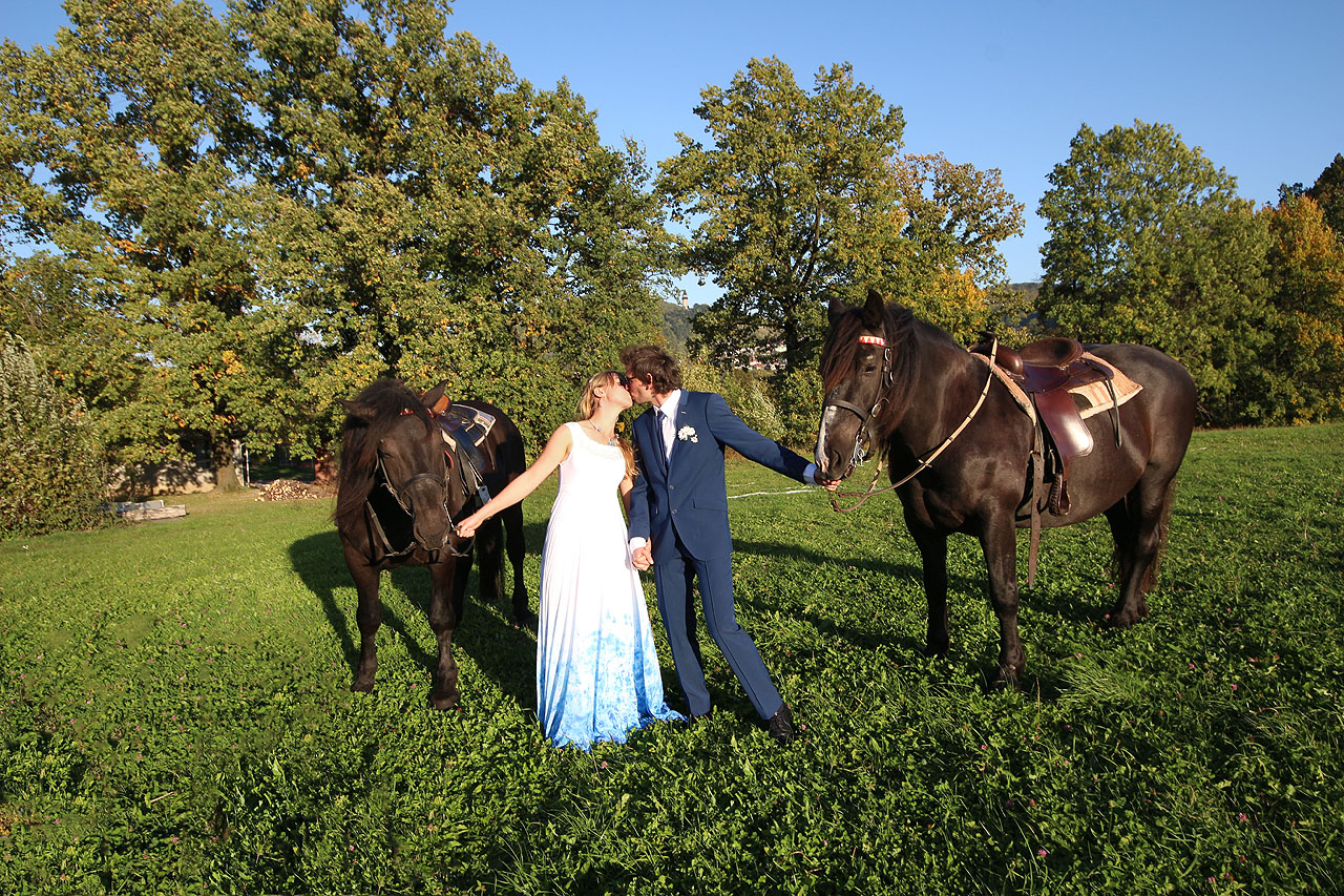 Podvečerní polibek s trúbou na pozadí.
