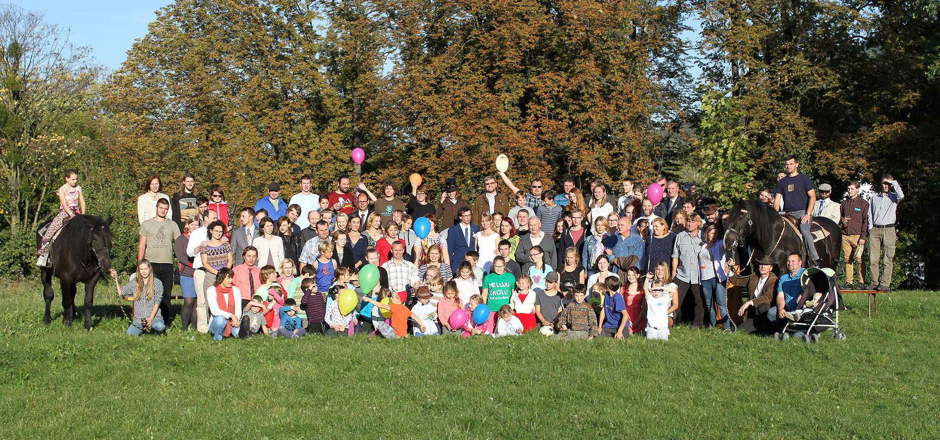 Svatba patřila k těm větším. Celkem jsem na snímku napočítal 138 hlav plus jednoho fotografa na opačné straně objektivu.