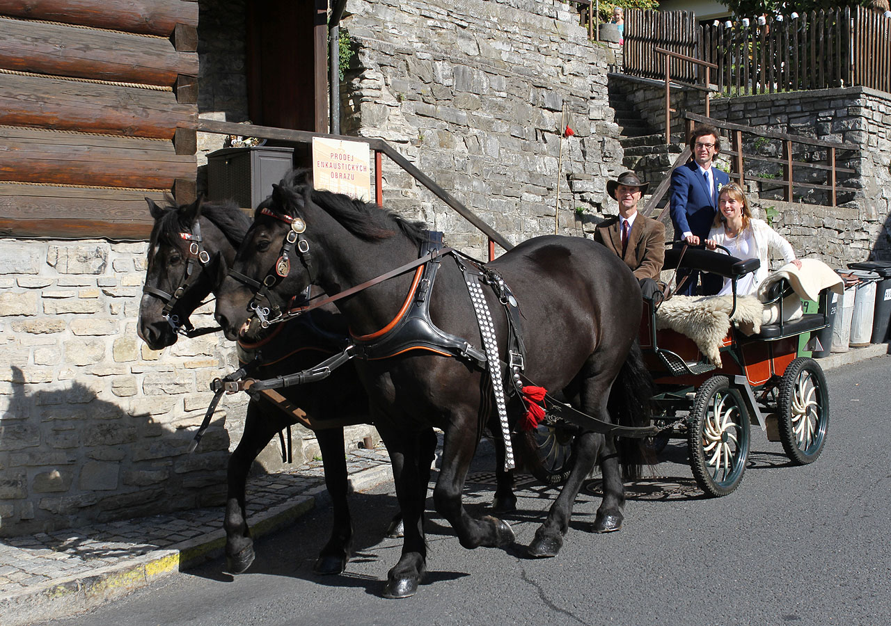 Nádherná cesta historickým centrem Štramberku byla prvním společným zážitkem novomanželů. Enkaustických obrazů si ani nevšimli.