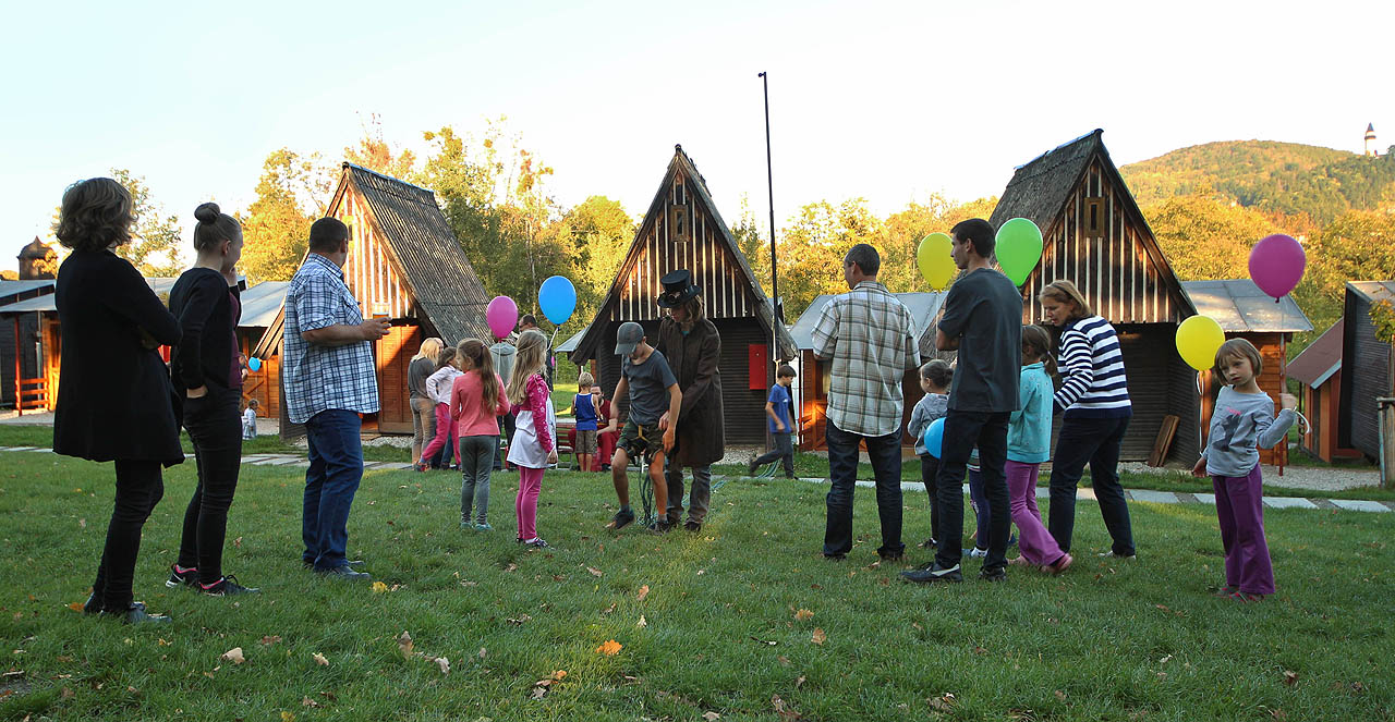 V kempu za svatou Kateřinou jsem měl společně s ostatními na starost kromě focení také přípravu programu pro děti. Nejen díky heliovým balónkům, které ochotně nafukoval Roura, se myslím docela povedl.
