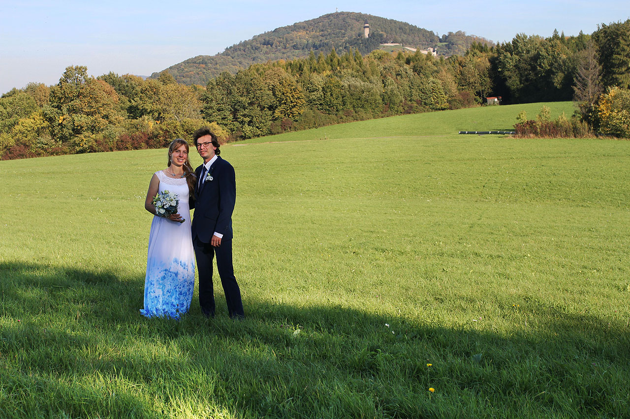 V říjnu se slunce kloní k západu už znatelně dřív než ve vrcholném létě. Proto rychle na luka pořídit pár novomanželských fotografií!