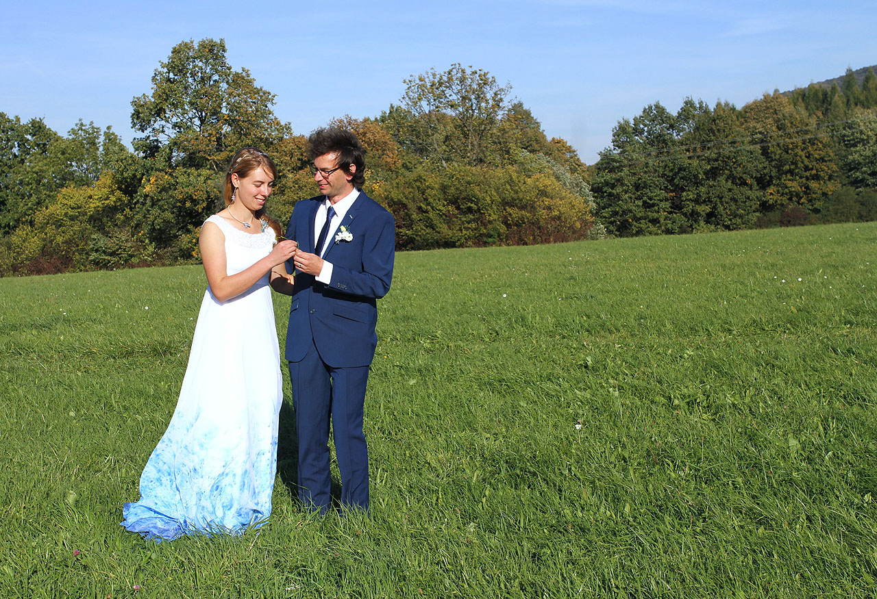 Novomanželům laděným do modra to na podbarvených lašských pláních náramně slušelo.