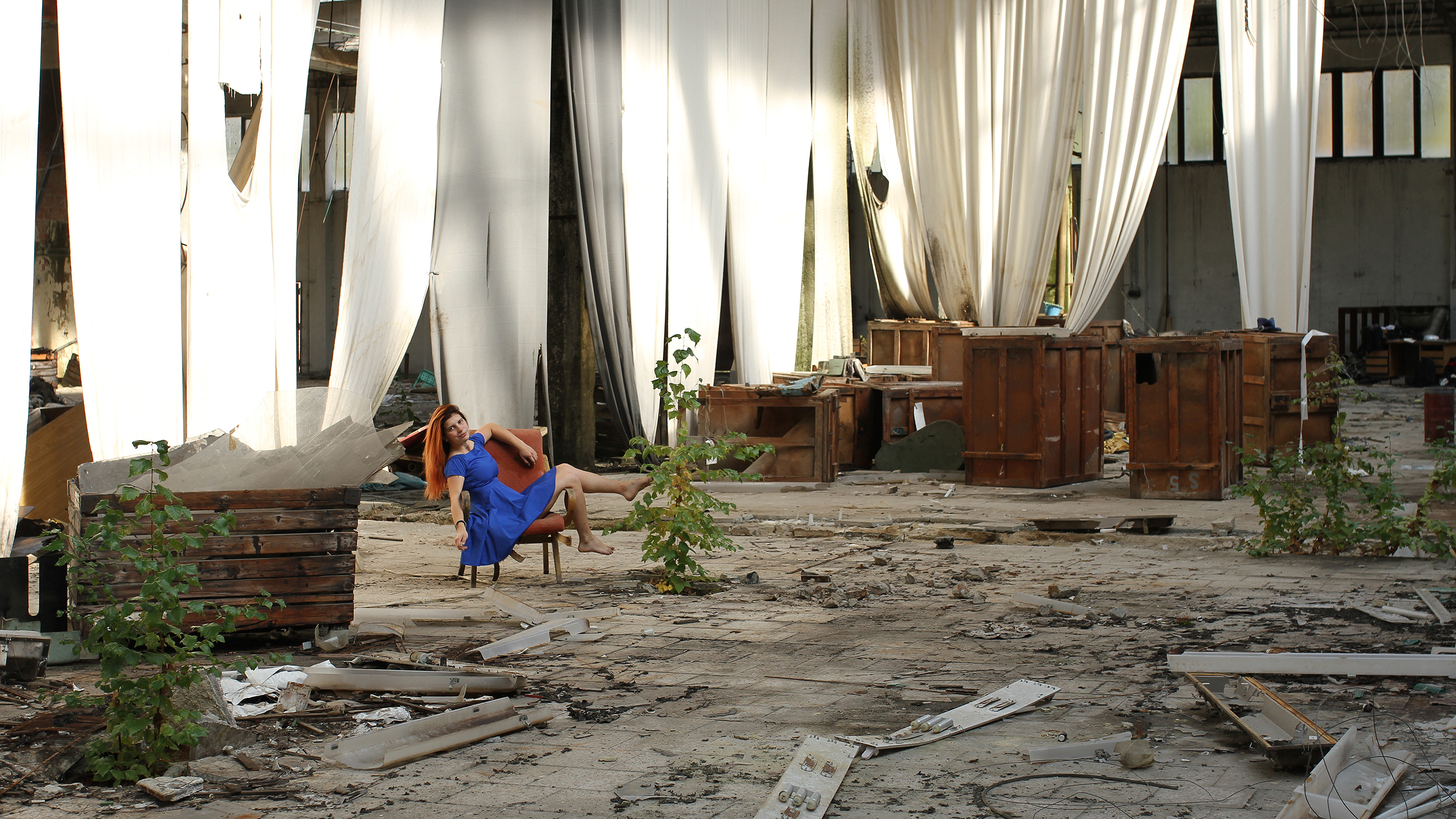 Jedinečnou kompozici skýtají ve <a href="/Tema/Vitka">Vitce</a> dlouhé pruhy tkaniny volně visící ze stropu opuštěné tovární haly. Memento zašlých časů.