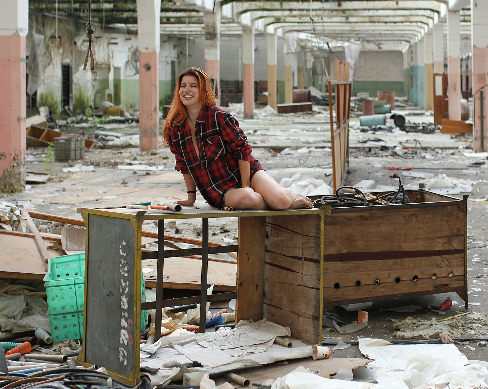 Ve strhaných továrních budovách působí usměvavá Alča navýsost roztomile.