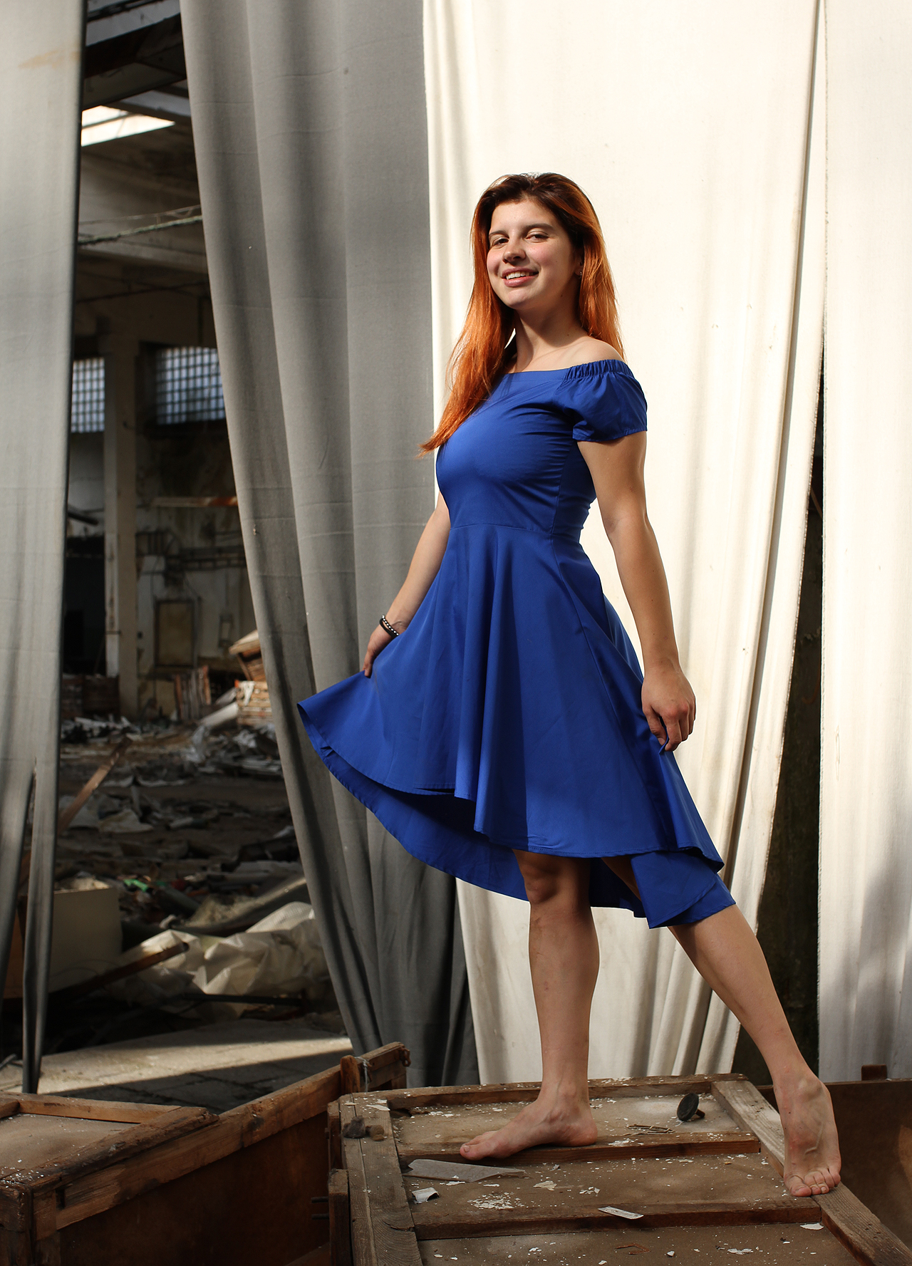 Na pozadí dramatické historie závodu, budovaného od 19. století by vynikla i mnohem méně nadaná modelka. Což teprve Alča v sytě modrých šatech á la výpravčí.