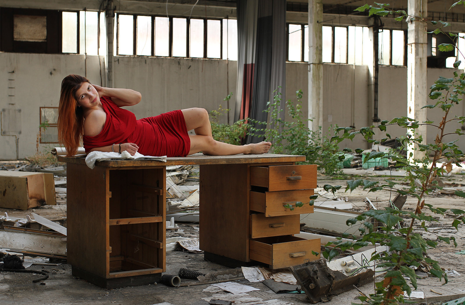 Kde jinde byste si chtěli lehnout na kancelářský stůl než mezi rašícími břízkami?