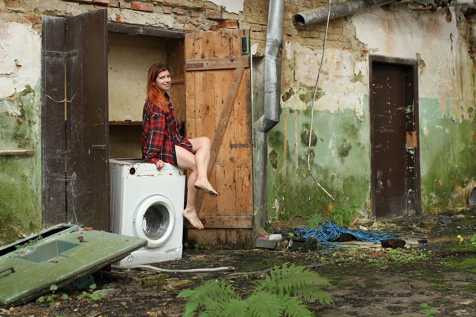 Rozvážná chvíle nakonec - Alča čeká na čisté kalhoty. Vzhledem ke stavu pračky to ale zřejme bude na dlouho.