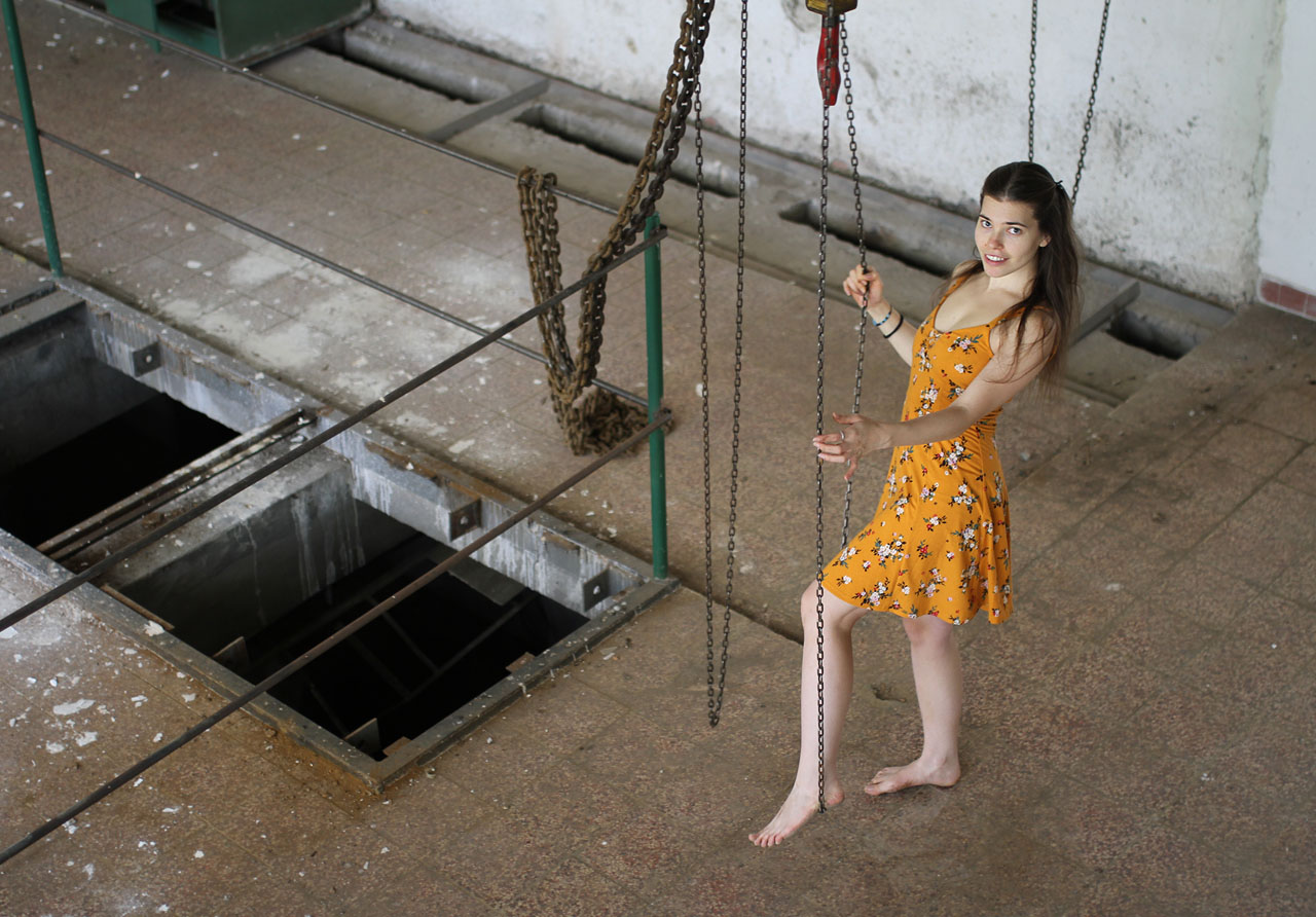 Řetězy zapomenutého jeřábu přímo svádí ke skotačení.