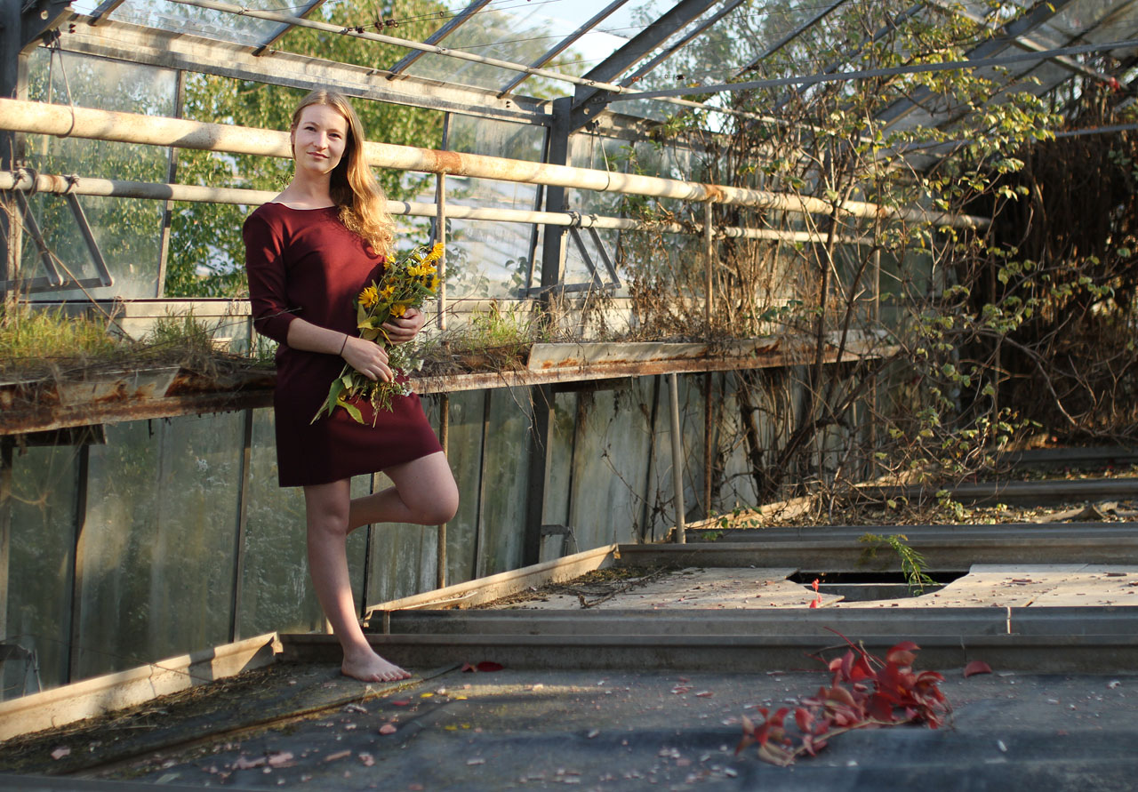 S květinou a v šatech vyhlíží Danča jako by právě přišla z promoce v kampusu <a href="/Tema/Masarykova univerzita">Masarykovy univerzity</a>.