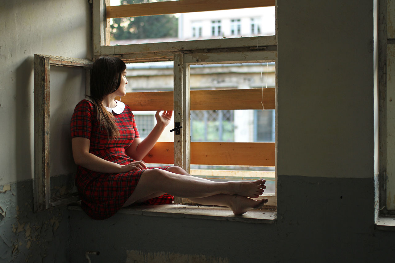 Kawi si na focení pořídila po cestě slušivé šatičky ve stylu odvážné školačky s kostkovaným vzorem.