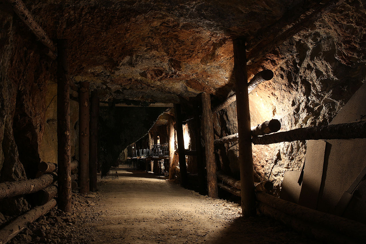 Před dvaceti roky jsme tudy procházeli bosky jen s žebradlem přes rameno. Komu se vybila baterka, pokračoval po tmě. Dnes tu svítí oficiální osvětlení napojené na elektroinstalaci.