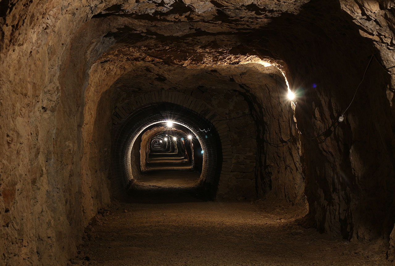 Pohled do přímé části hlavní štoly. Její délka je necelé 2 km a disponuje spoustou odboček.