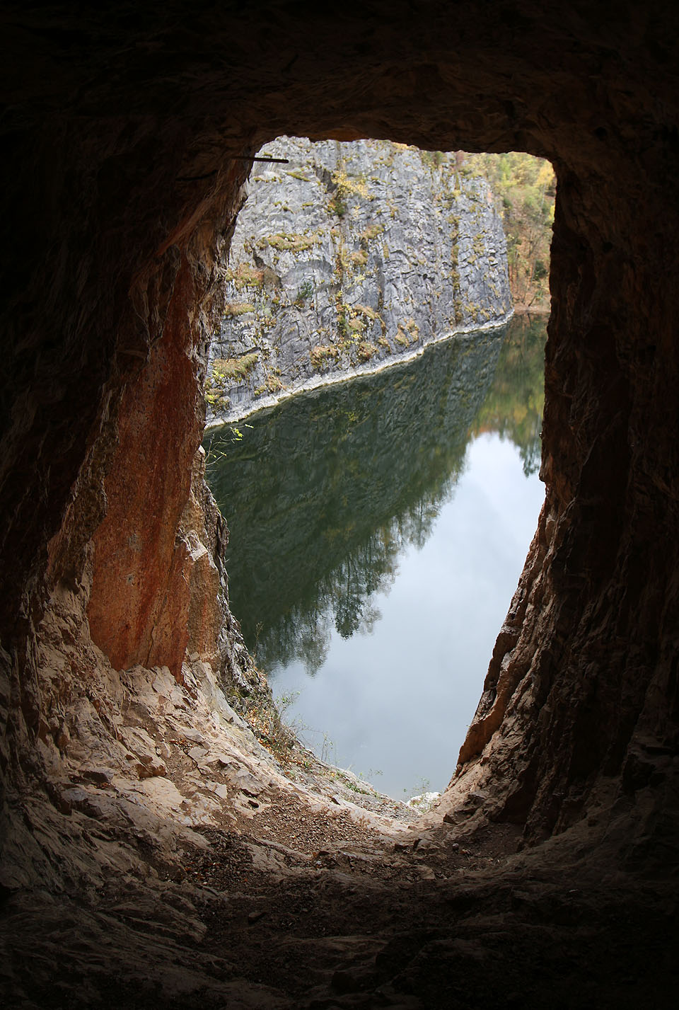 Andělské schody - původní svážnice a jeden z hlavních přístupů, kudy se dalo (po přeplavání jezera na Malé Americe) dostat do hlavní štoly. Dnes jsou setjěn jako ostatní vchody nepropustně zabarikádované.