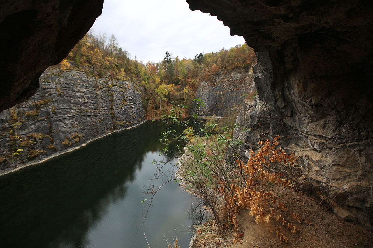 Pohled na Malou Ameriku z místa zvaného hlavní galerie - hlavní štola tu prochází severní stěnou lomu.