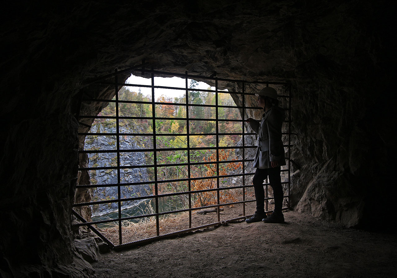 Nancy v kleci jatá pohlíží smutně přes mříže.