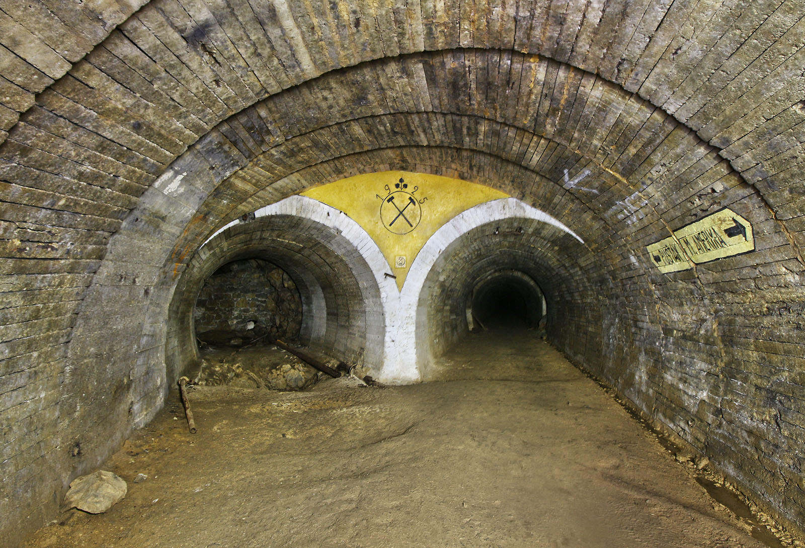 Jedna z nejdůležitějších křižovatek na hlavní štole němě vypovídá o roku ražby - 1925.