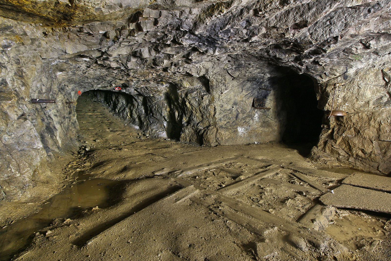 Na místě, kde e tato štola kříží se zavalenou svážnicí, visí malý gong, původně kolejnice. Kdo něj podle legendy zazvoní, do roka skončí v osidlech Hanse Hagena - ducha nacistického vojáka, který dodnes křižuje podzemními chodbami a čeká na příležitost páchat ponuré zlo.
