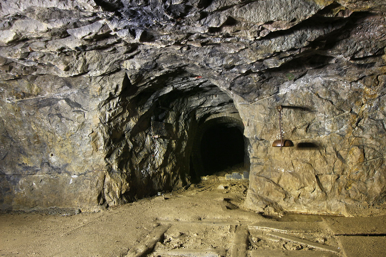 Je libo udeřit do kovoého pláště gongu nebo raději pokračovat do hloubky štoly?
