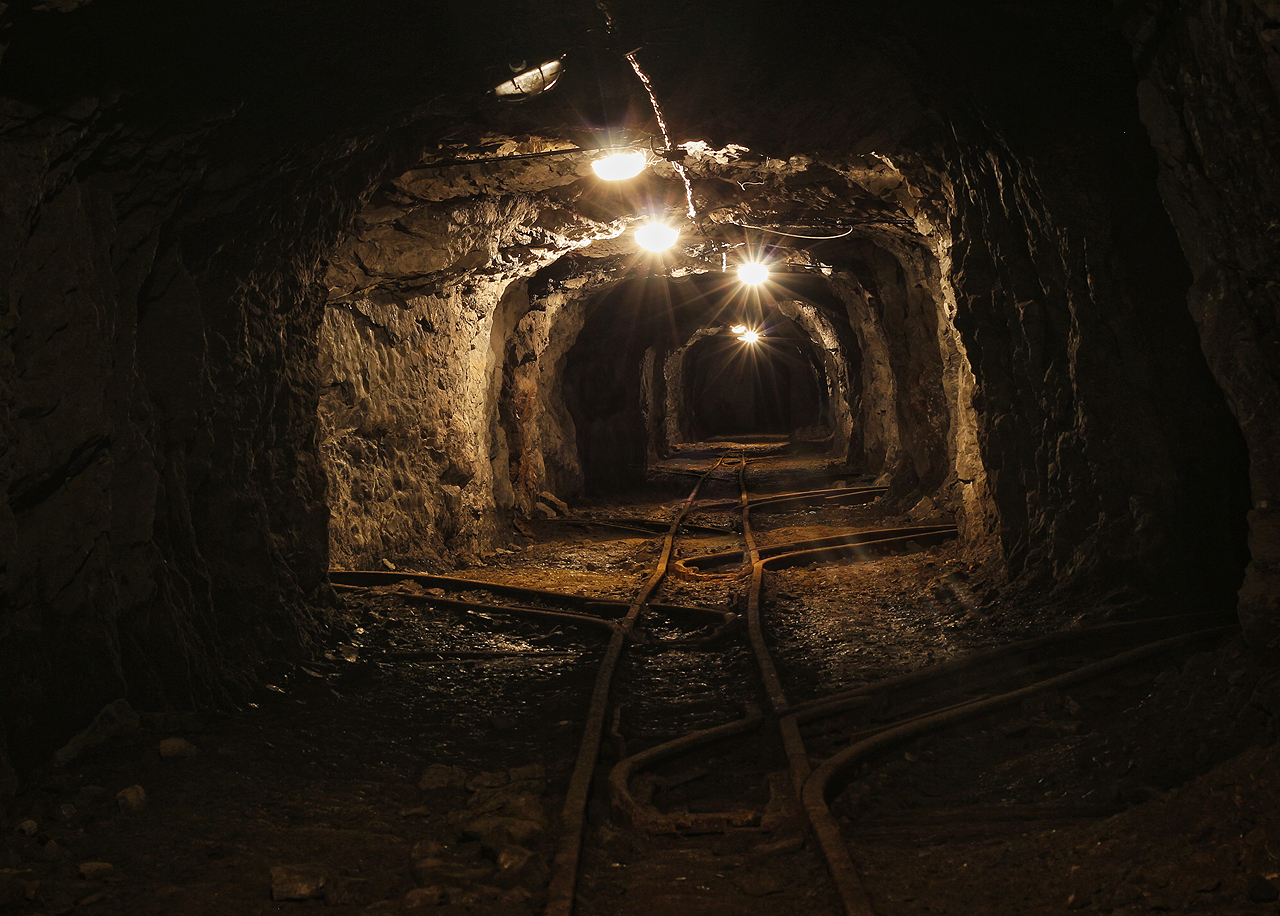 Podzemním labyrintem by se dalo bloudit ještě mnoho hodin a dnů. Na to však žel není čas. Míříme ještě skrze sklad trhavin na Velkou Ameriku a pak hutá zpět do Srbska.