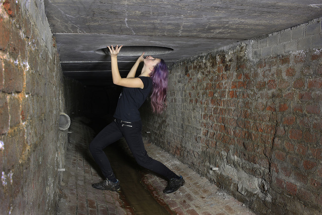 Společně prozkoumáváme všechna zákoutí a otvory tak dlouho, než nás z tunelu vyžene majitel domu nad ním.