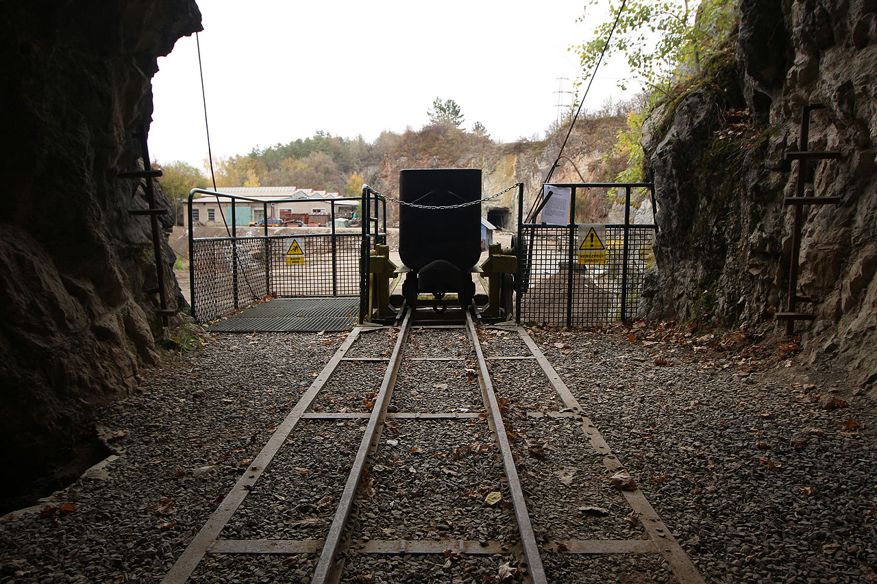 Před necelou stovkou let se tu počala těžba vápence, který se pak z lesních lomů svážel v huntech systémem podzemních štol. Je jich tu šest pater a několik kilometrů.