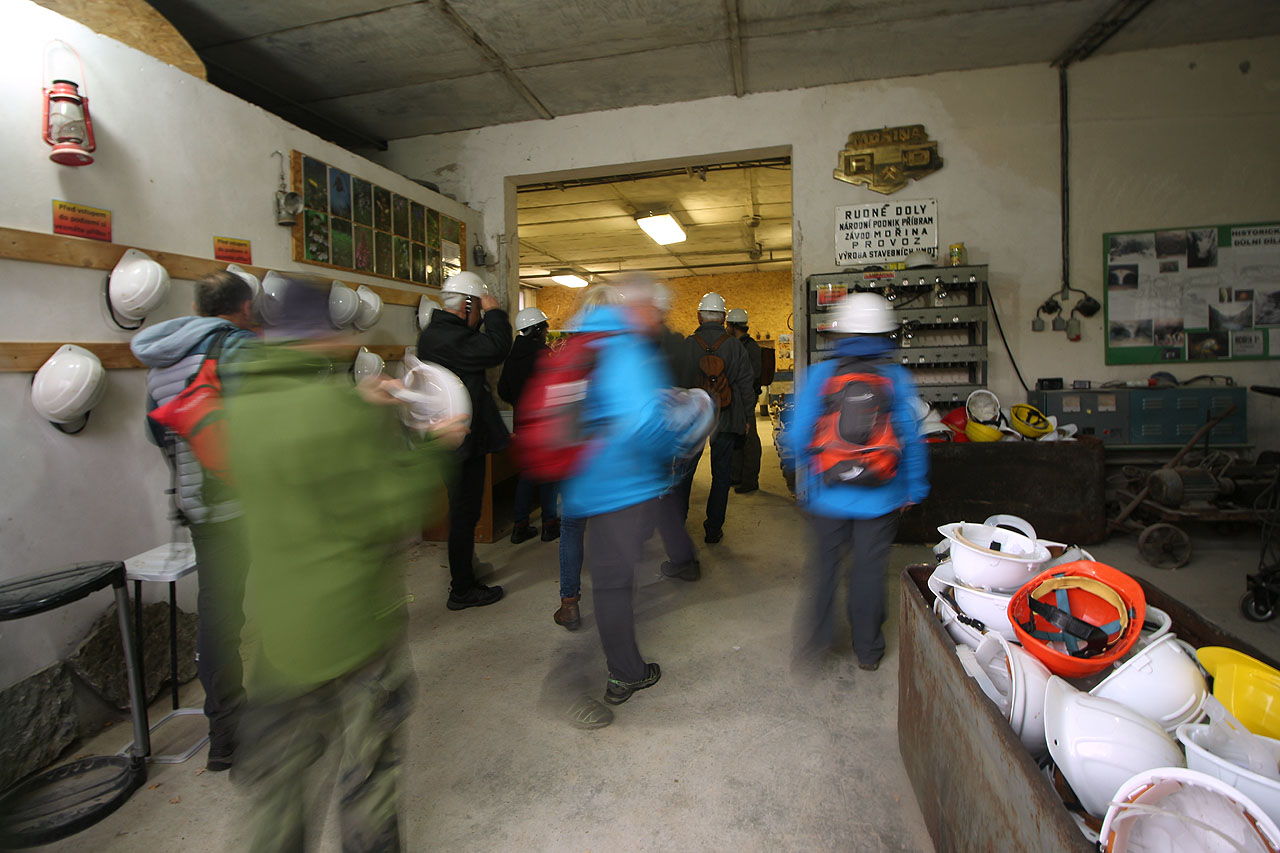 Na konci 90. let 20. století jsme sem jezdili svobodně vandrovat. Dnes jsou štoly převážně zamřížované a horníci tudy provádí turisty.