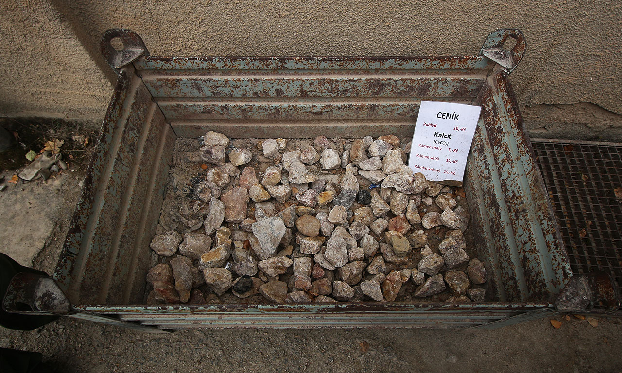 Kvalitní vápenec je na Malé Americe víceméně vytěžen, posledních pár kousků prodávají u vstupu do štoly turistům.