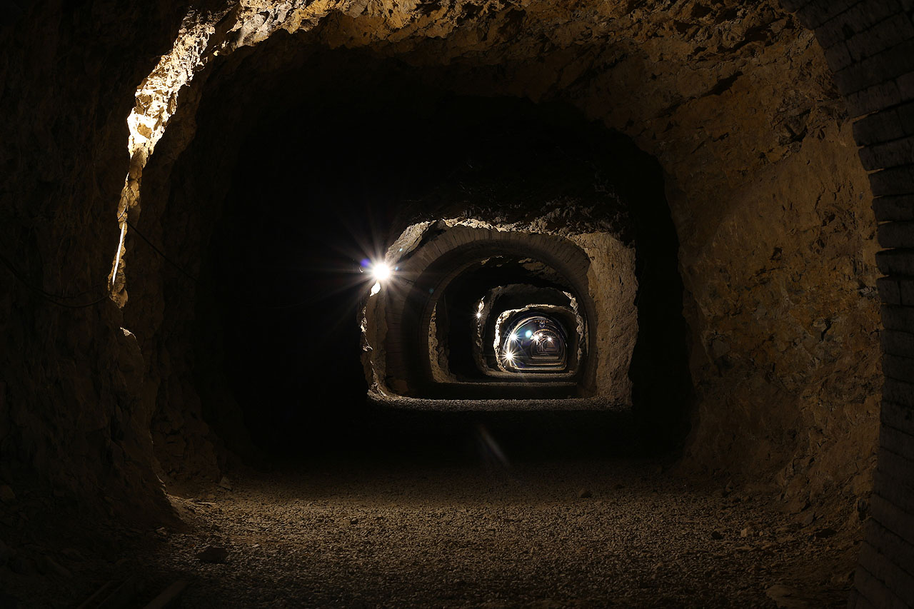 Hlavní štola na úrovni 3. podzemního patra spojovala zpracovatelský závod v <a href="/Tema/Mořina">Mořině</a> se všemi lomy v oblasti Malé Ameriky. Hloubkou odpovídala obvykle jejich dnu, v případě hlubších lomů byl materián dopravován zdvižemi nebo svářnicemi.