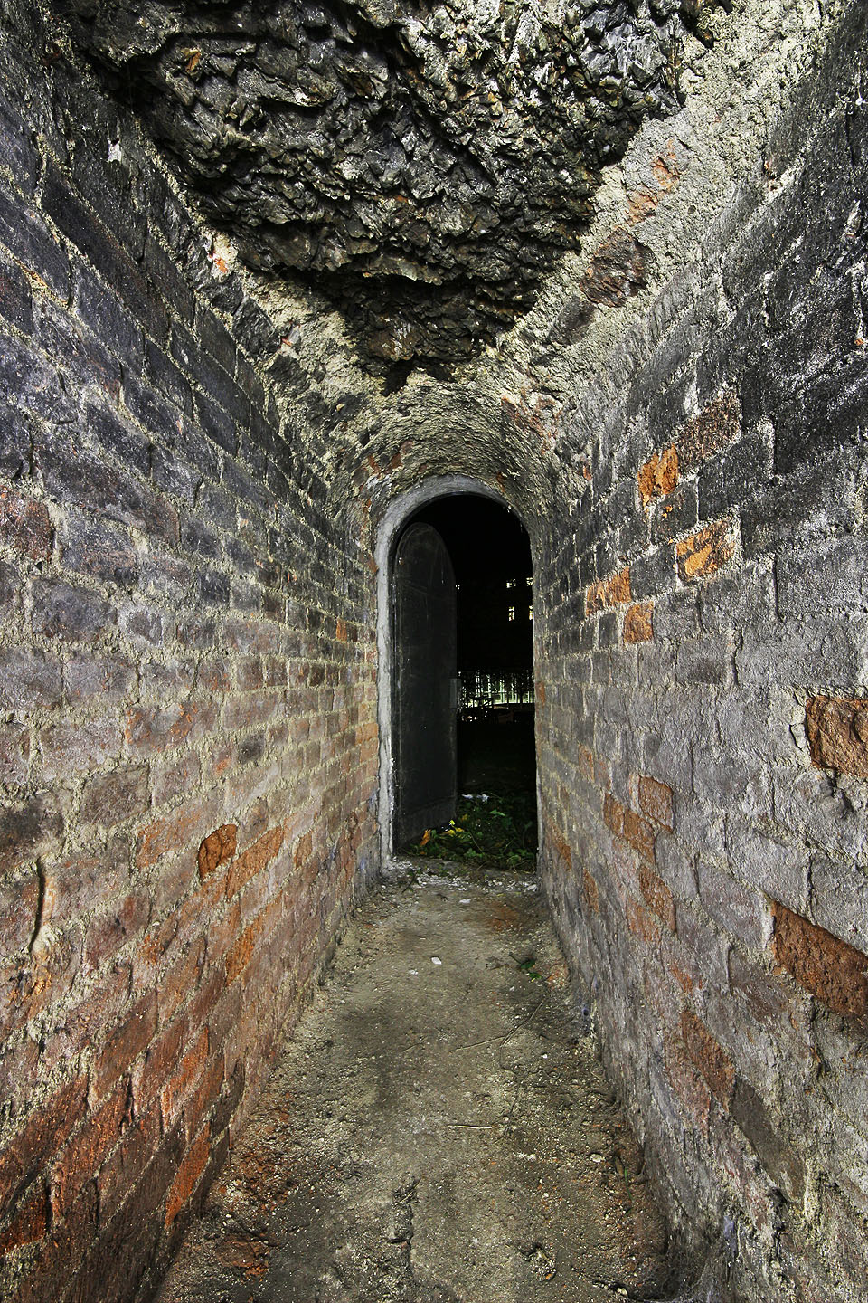 Nejprve jsme zamířili do horního sklípku, který je s povrchem zemským propojen touto úzkou cihlovou chodbičkou. V dálce svítí moderní část nemocnice u sv. Anny. Nejprve jsme zamířili do horního sklípku, který je s povrchem zemským propojen touto úzkou cihlovou chodbičkou. V dálce svítí moderní část nemocnice u sv. Anny.
