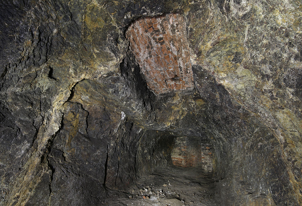 Výše umístěný sklep se šplhá mírně do kopce. Ve skále vylámaný prostor není nikterak zvláštní, snad kromě dvou maličkostí: v koutě se ukrývá ocelová roura, která spojuje sklep s nižším podlažím a ve stropě je zazděný obdélníkový otvor, který snad kdysi mohl sloužit jako spojka se sklepy nahoře na Provazáku. Výše umístěný sklep se šplhá mírně do kopce. Ve skále vylámaný prostor není nikterak zvláštní, snad kromě dvou maličkostí: v koutě se ukrývá ocelová roura, která spojuje sklep s nižším podlažím a ve stropě je zazděný obdélníkový otvor, který snad kdysi mohl sloužit jako spojka se sklepy nahoře na Provazáku.